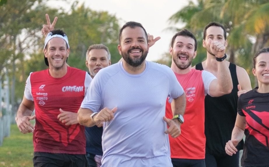 Grupo da CMTeam correndo junto e sorrindo em Miami