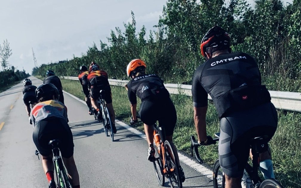 Pelotão da CMTeam pedalando junto na estrada