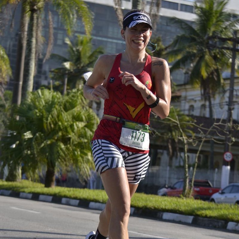 Amanda Prieto correndo em Santos com a regata da CMTeam