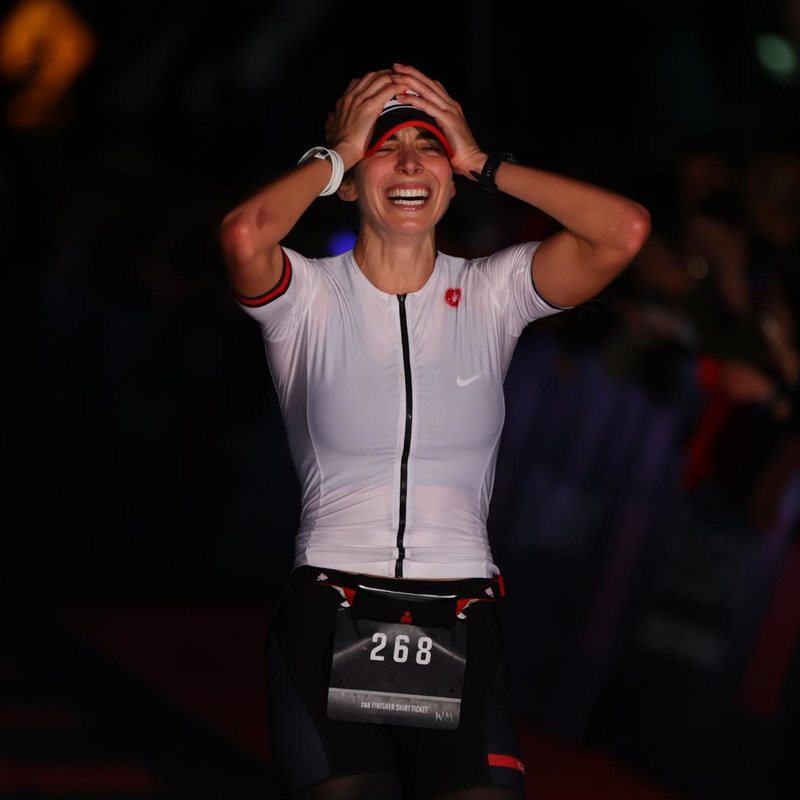 Bruna Barreto emocionada na chegada do IRONMAN World Championship