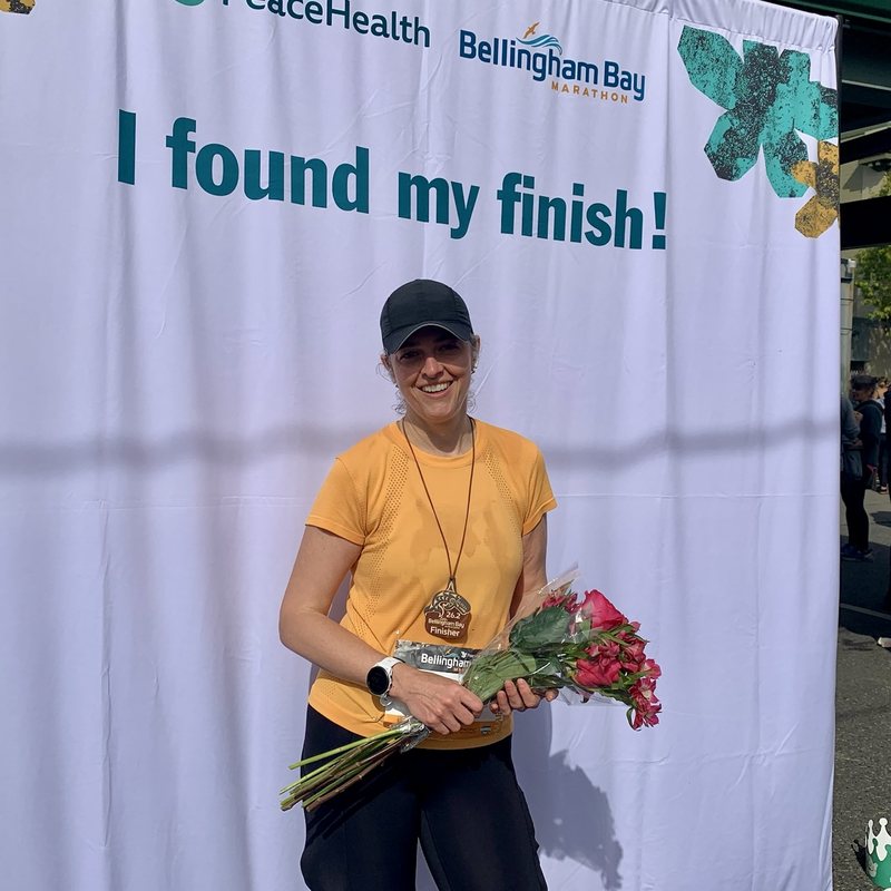 Daniella Clearwater com a medalha de finisher da Bellingham Bay Marathon