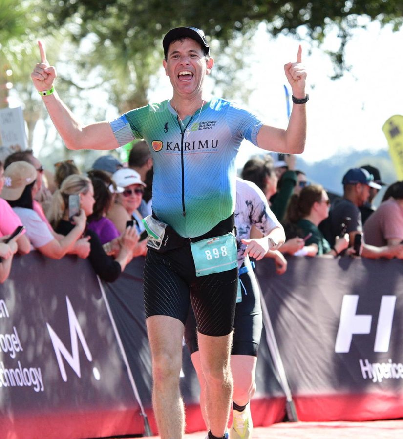 Edu Lins cruzando a linha de chegada do IRONMAN 70.3 Florida