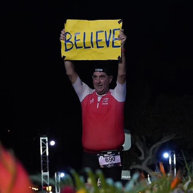 Miguel de las Casas com a placa BELIEVE na chegada do IRONMAN World Championship em Kona, 2024