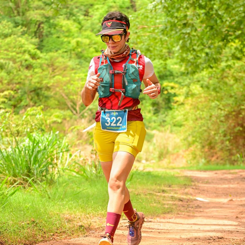 Roberta Ferreira correndo uma prova de trail em estrada de terra
