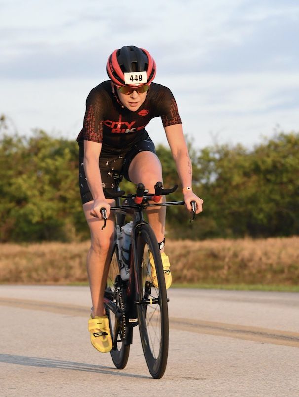 Carla Moreno pedalando em prova de triathlon em Miami