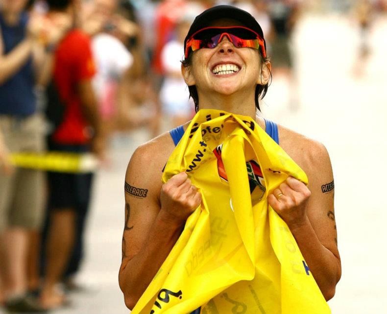 Carla Moreno segura a fita de chegada e comemora vitória no Troféu Brasil de Triathlon