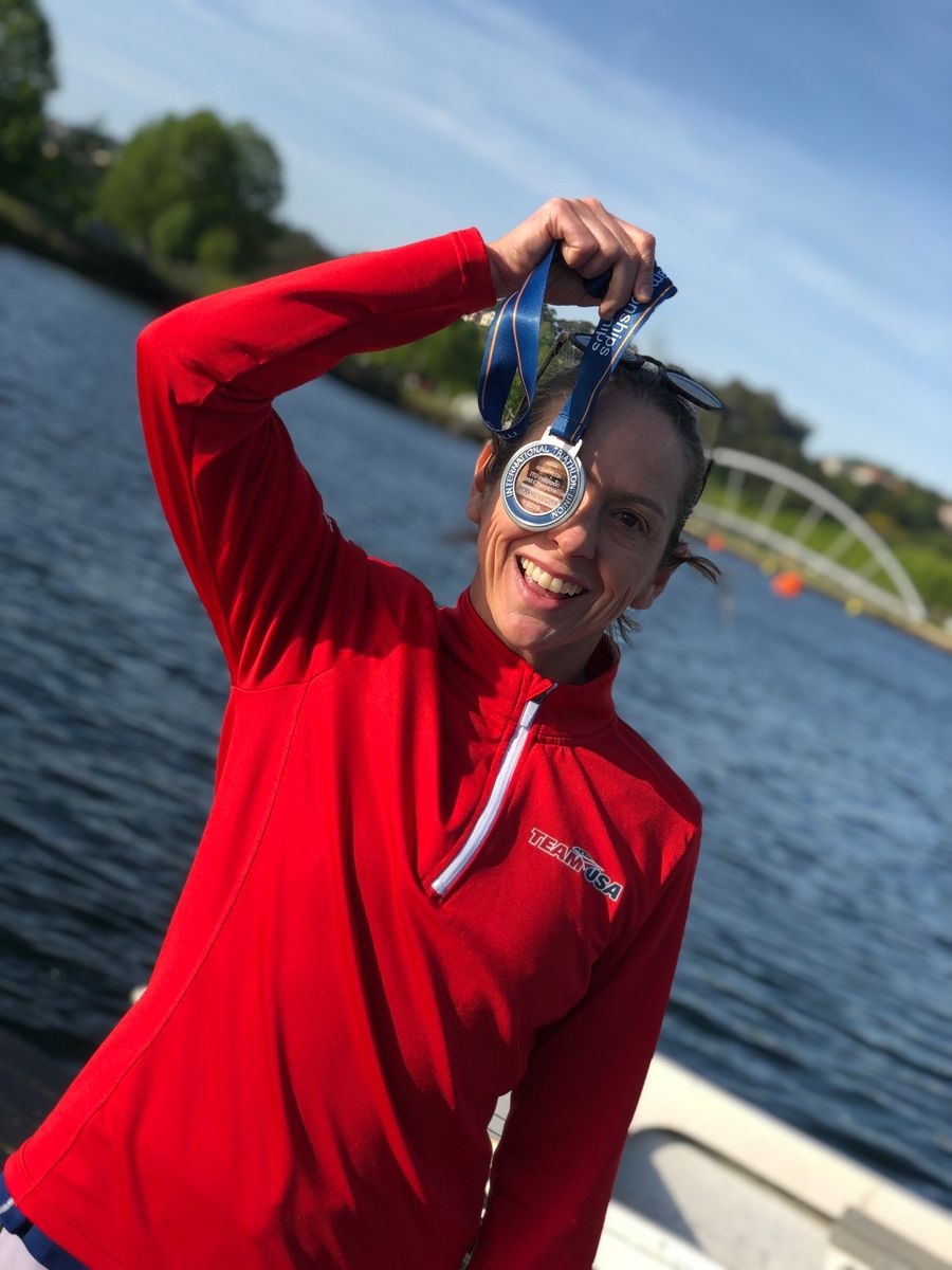 Carla Moreno com a medalha de prata do Mundial de Aquathlon 2019, pela Team USA