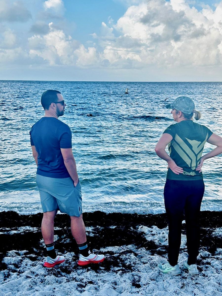 Carla Moreno e San Palma acompanham o treino de natação do time no mar, em Miami