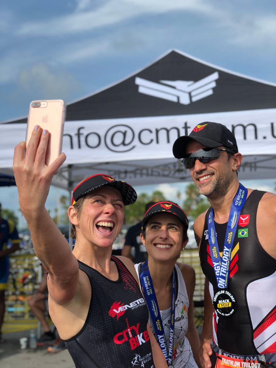 Carla Moreno faz selfie com atletas da CMTeam depois do Trilogy Triathlon em Key Biscayne