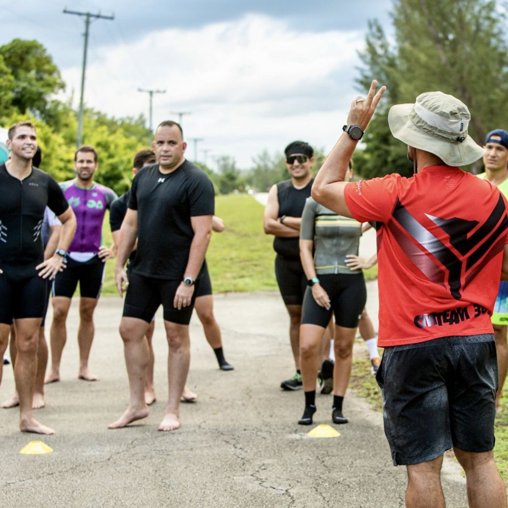 San Palma orientando atletas da CMTeam antes de um treino