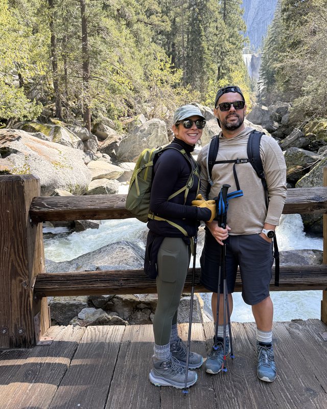 Carla Moreno e San Palma numa trilha em Yosemite
