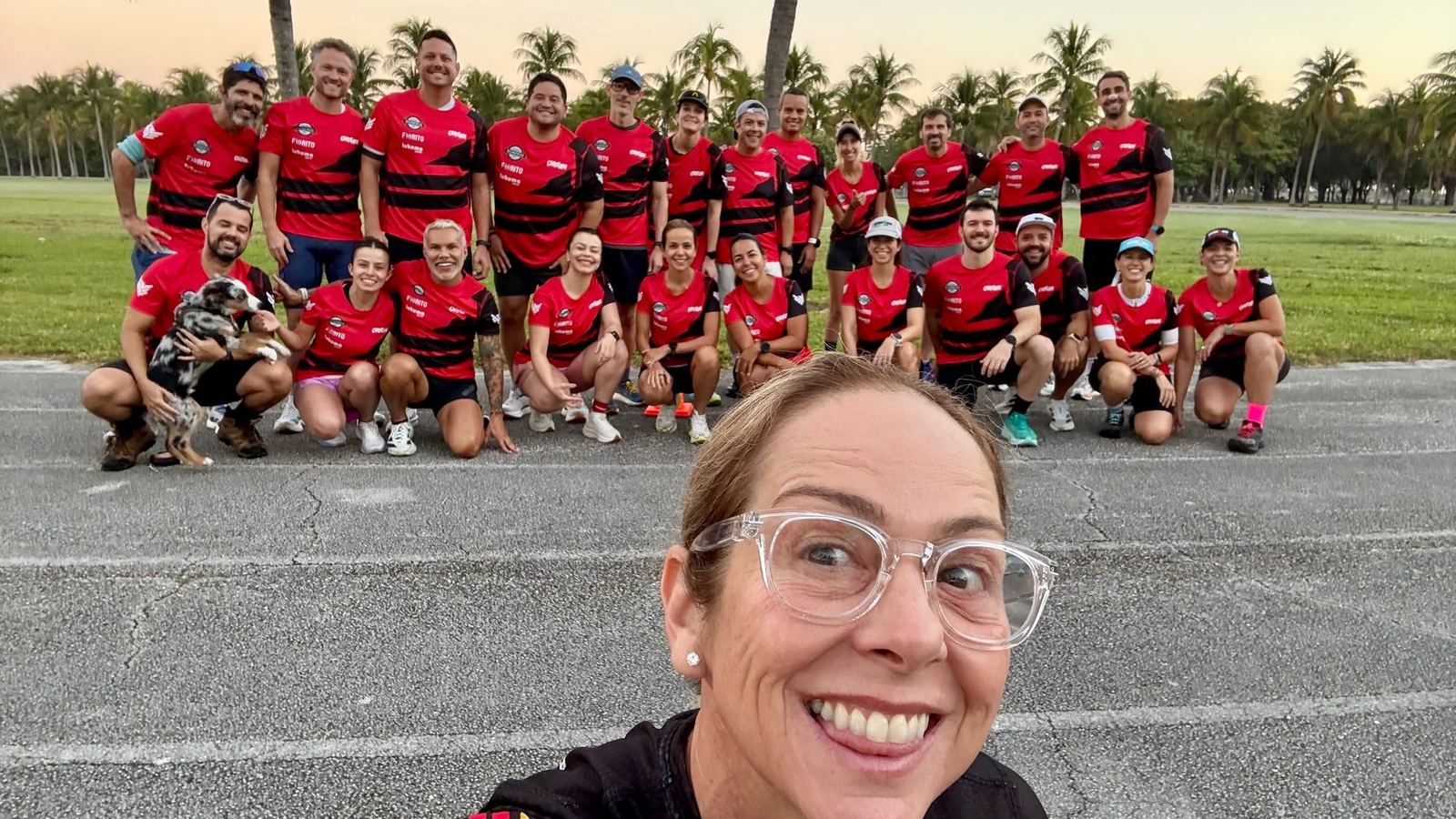 Atletas da CMTeam reunidos após o treino em Miami